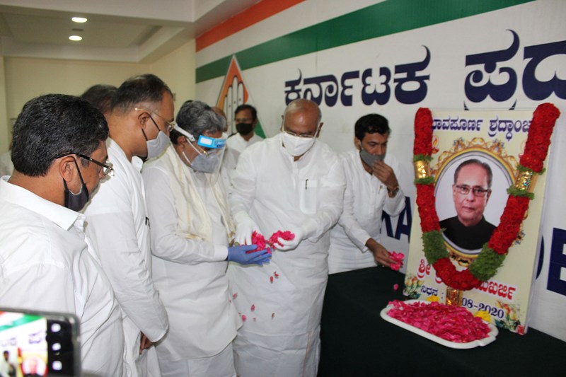 Former Karnataka CM Siddaramaiah pays tribute to Pranab Mukherjee