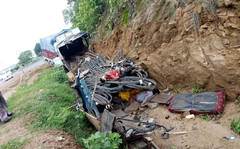 Uncontrolled Truck overturns in Ramgarh