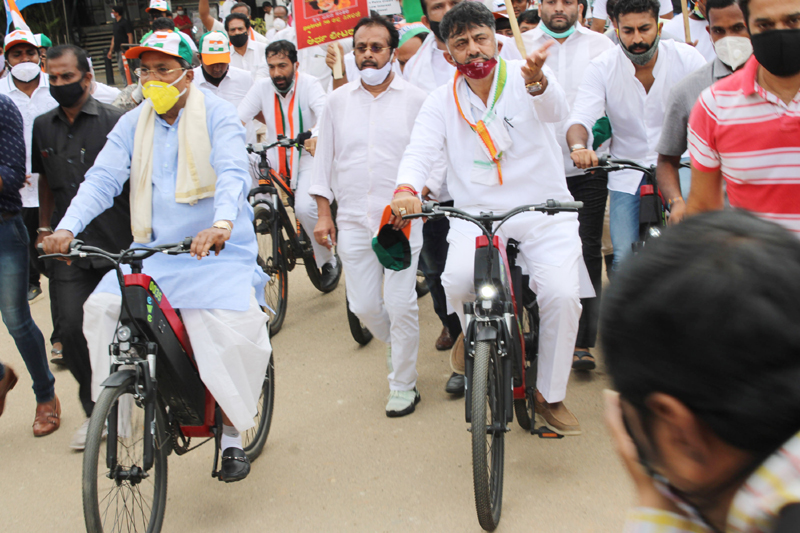 KPCC President D K Sivakumar protest against petrol price hike