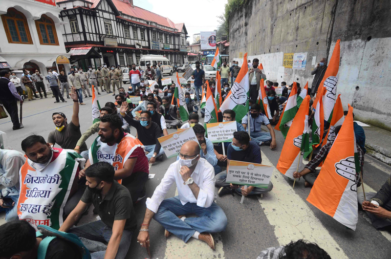 Political workers of different parties protest against state govt in Shimla