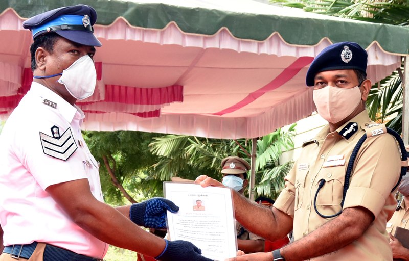 Greater Chennai Police Commissioner presents certificate to recovered Covid patient