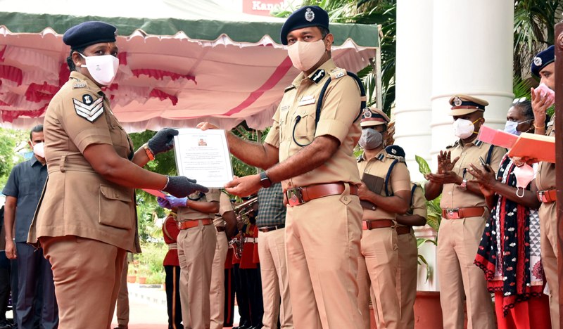 Greater Chennai Police Commissioner presents certificate to recovered Covid patient