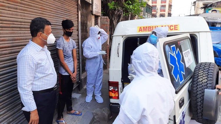 West Bengal Minister Firhad Hakim inspects Swab Testing in Kolkata