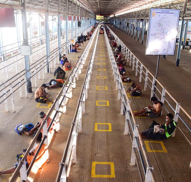 Devotees maintain social distancing and wait for prayers during Mandala Makaravilakku in Sabarimala temple