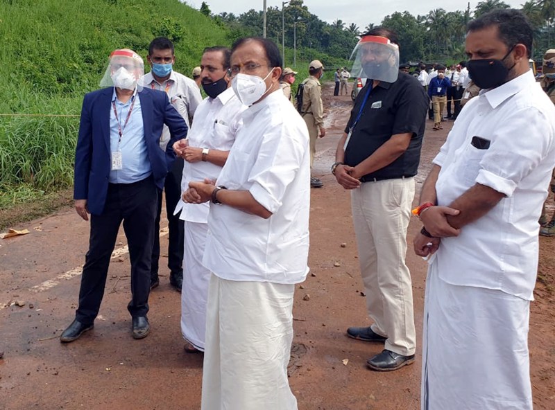 Union Minister of State for External Affairs V Muraleedharan inspecting Kozhikode air crash site