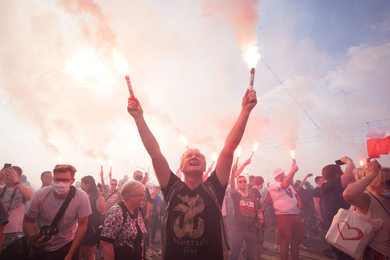 People gather to commemorate Warsaw Uprising