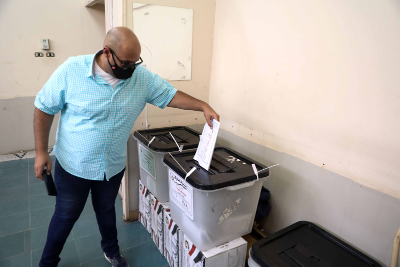 Egypt election: Man votes in polling station in Cairo