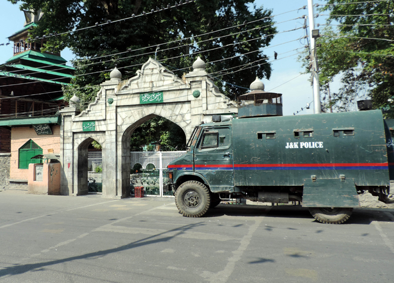 Kashmir: Security personnel close road leading to “Mazaar-e-Shoudha”