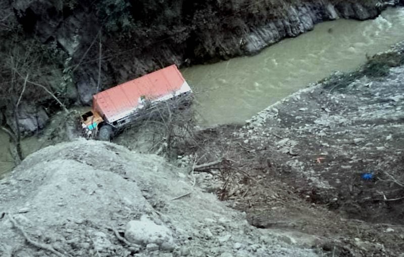 Truck accident on way to Jammu from Srinagar