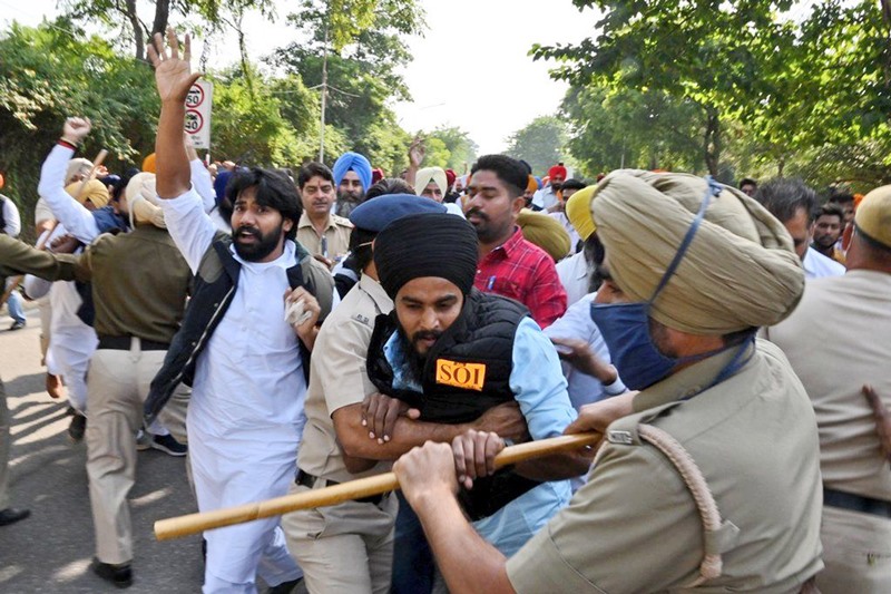 Police resorts to lathicharge on Shiromani Akali Dal workers during gherao of Punjab CM's residence