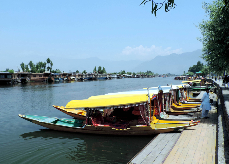 A deserted look of famous Dal Lake in Srinagar