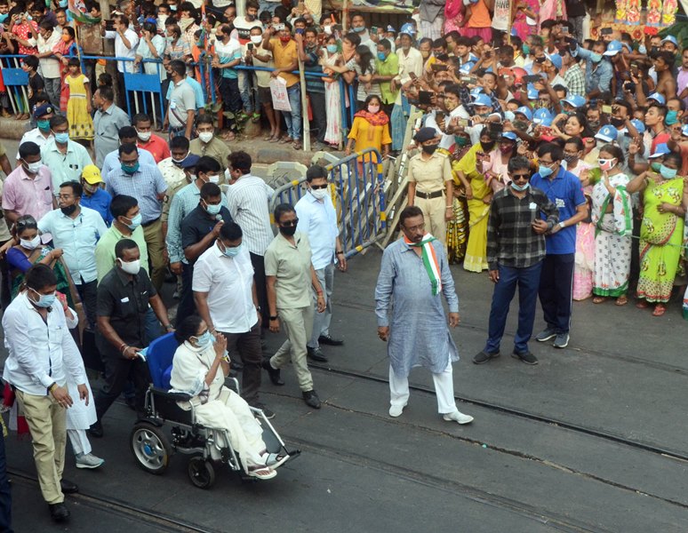 Bengal Polls 2021: Mamata Banerjee holds roadshow in Kolkata