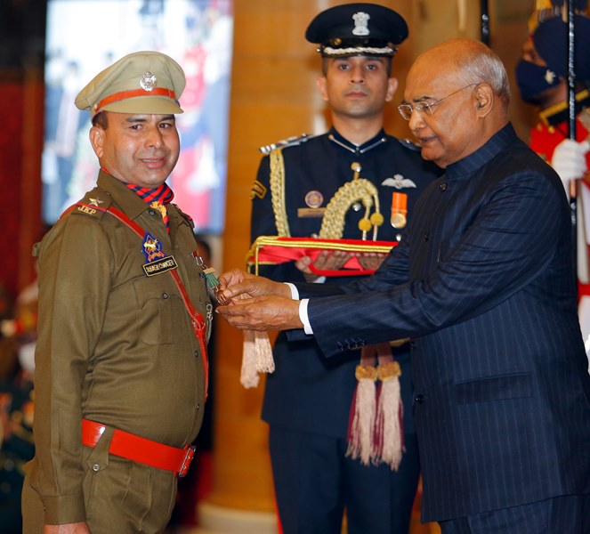 Ram Nath Kovind presents Shaurya Chakra to Constable Zaker Hussain