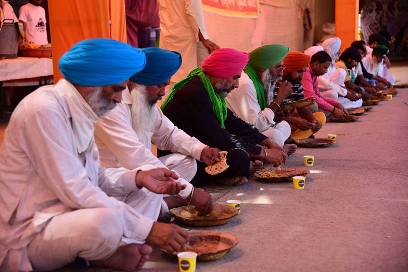 A glimpse of protesting farmers having lunch at Singhu border