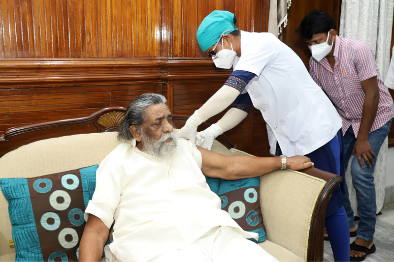 Former Jharkhand Chief Minister Shibu Soren takes Covid-19 vaccine in Ranchi