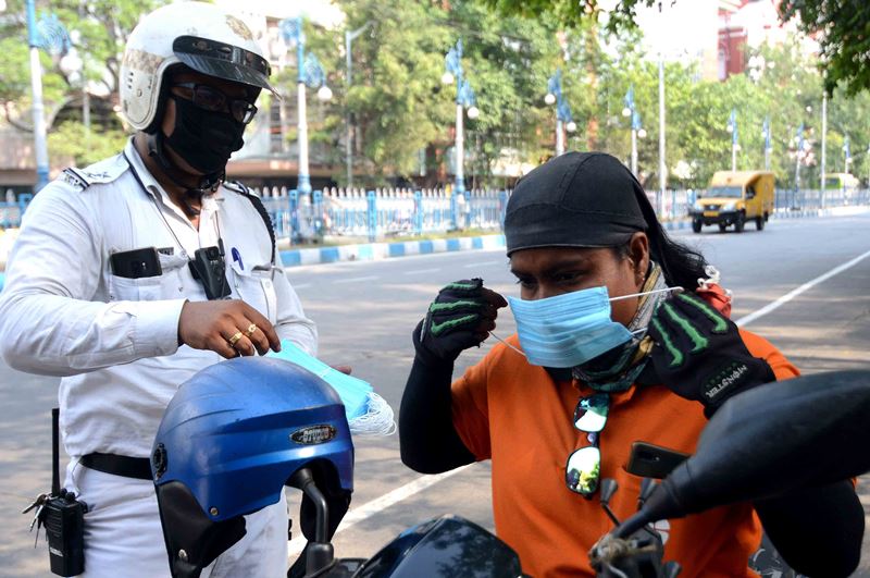 Kolkata Police distribute masks to common people