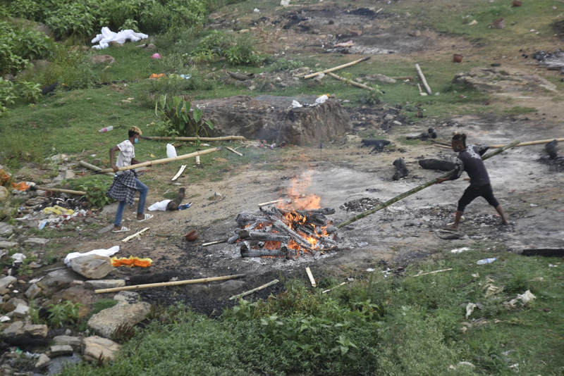 Ranchi: Volunteers bur pyres of Covid-19 vicitms