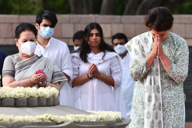 Sonia Gandhi pays tributes on Rajiv Gandhi’s death anniversary