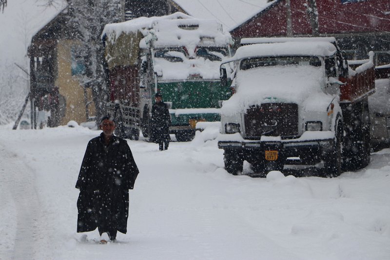 Kashmir: Snowfall in Kulgam