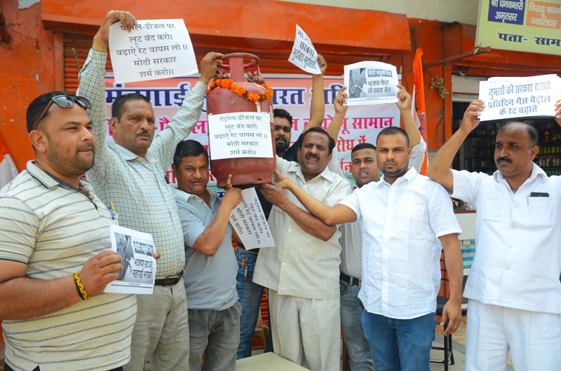 Congress activists demonstrating against fuel price hike in Haridwar