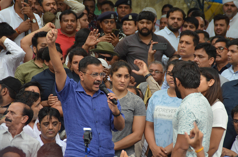 Kejriwal, Priyanka meet protesting wrestlers at Jantar Mantar