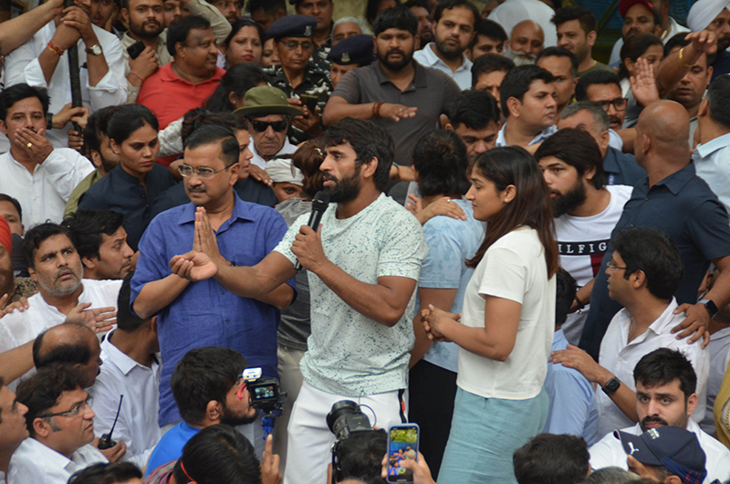 Kejriwal, Priyanka meet protesting wrestlers at Jantar Mantar