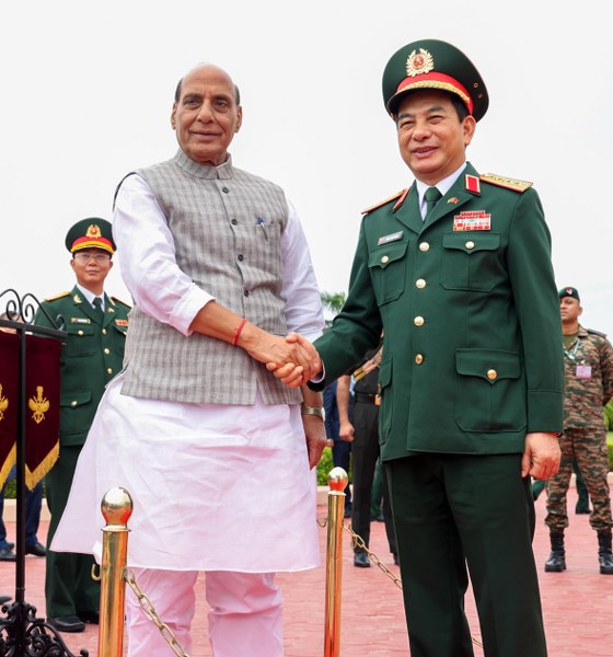 Vietnam Minister of National Defence inspects ahead of meeting with Rajnath Singh