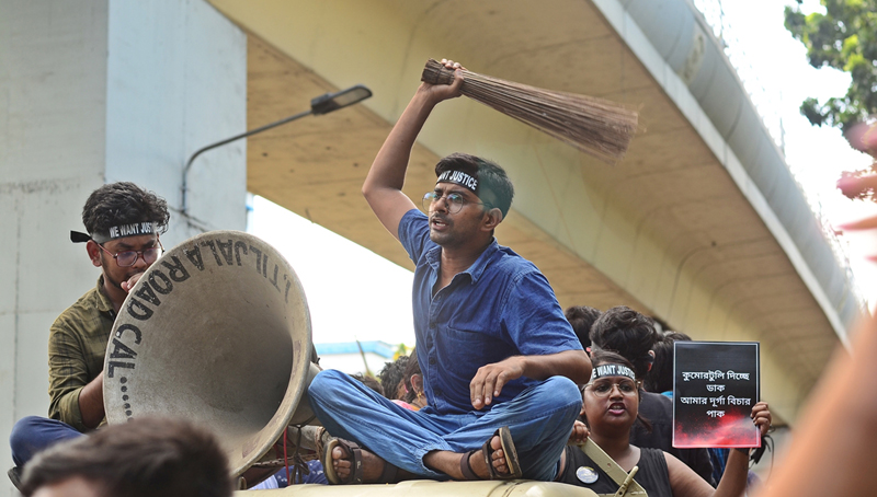 RG Kar: Junior doctors protest outside Swasthya Bhavan in Salt Lake defying Supreme Court deadline