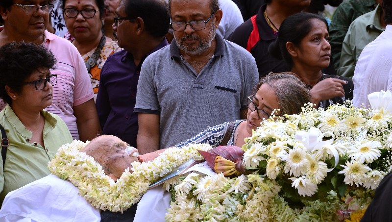 In images: Last journey of veteran Bengali actor and playwright Manoj Mitra