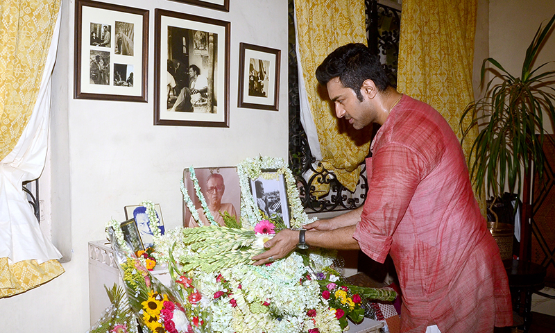 Sandip Ray launches Anik Dutta's collection of screenplay of Aparajito on Satyajit Ray's birth anniversary