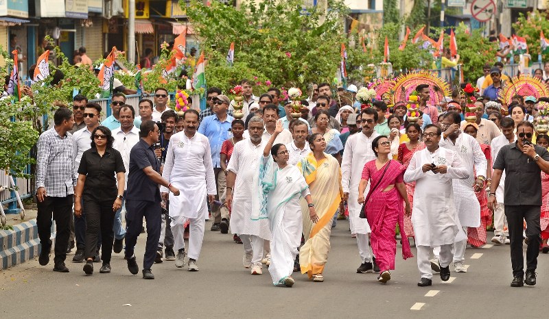 Mamata Banerjee holds roadshow in south Kolkata on last day of LS poll campaigning
