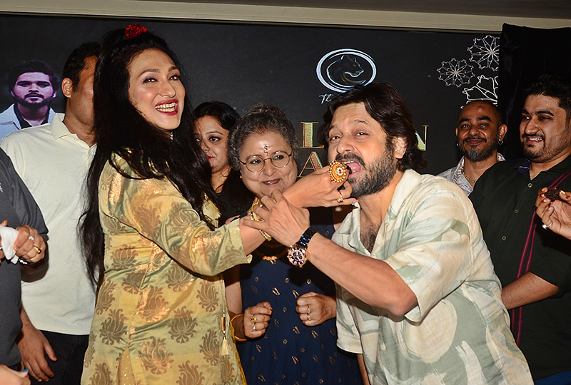 Rituparna Sengupta, others celebrate Dabaru's box office run