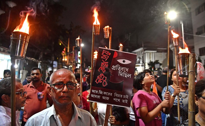 Glimpses from third night vigil demanding RG Kar justice