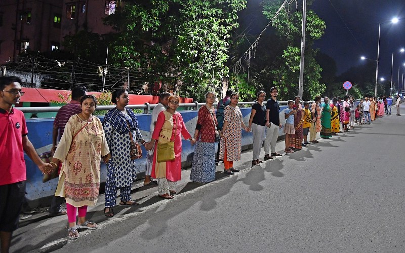 Glimpses from third night vigil demanding RG Kar justice