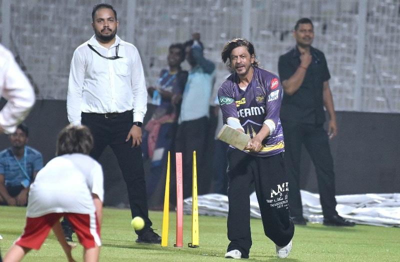 Shah Rukh Khan, AbRam sweat it out at Eden Gardens with KKR