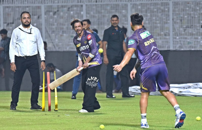 Shah Rukh Khan, AbRam sweat it out at Eden Gardens with KKR