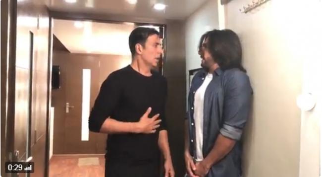 Akshay Kumar, Ranveer Singh meet in 'toilet'