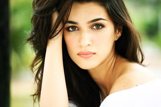 Chic And Swanky Hairstyles Of Kriti Sanon – South India Fashion