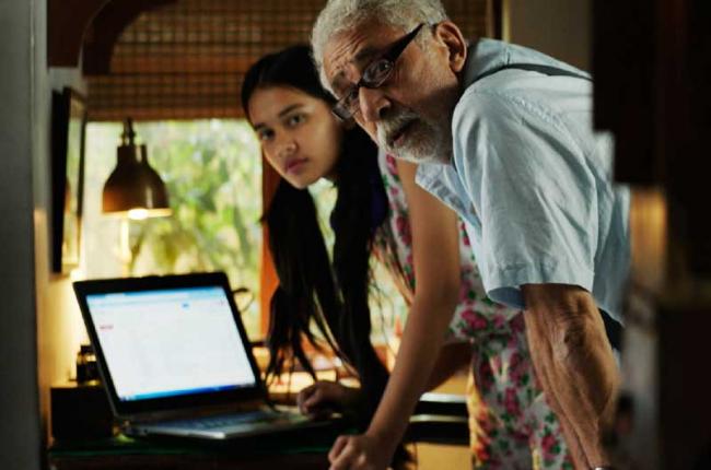 Veteran actor Naseeruddin Shah lends a helping hand to Tanu from â€˜Hope Aur Humâ€™