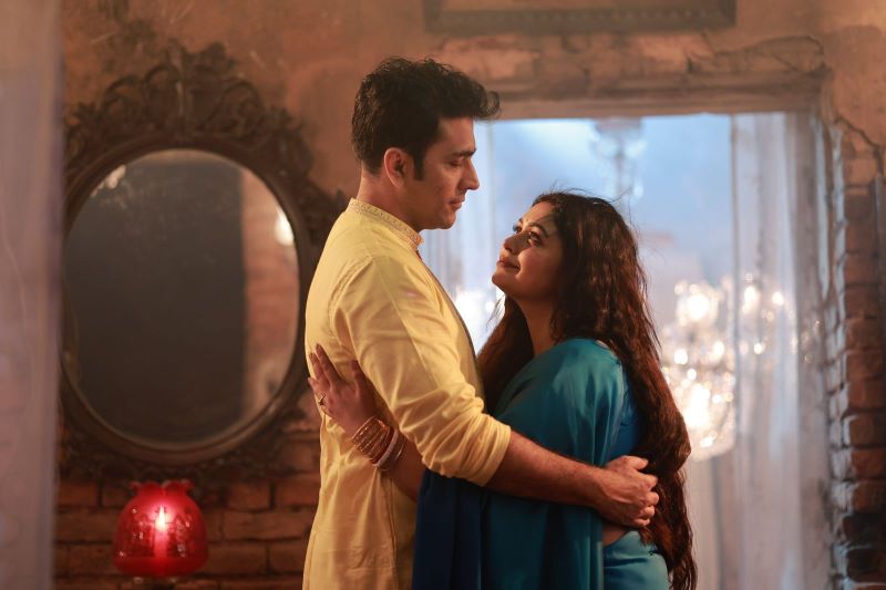 Abir Chatterjee romance Ritabhari Chakraborty in Aj Shara Bela song from Bohurupi | Photo courtesy: Windows Production