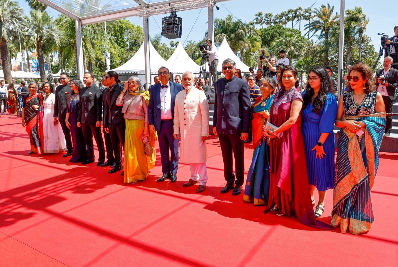 Restored version of India's first crowd-funded movie Manthan screened at Cannes, Naseeruddin Shah and Ratna Pathak Shah walk the red carpet
