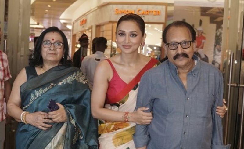 Mimi Chakraborty with her parents | Image by IBNS