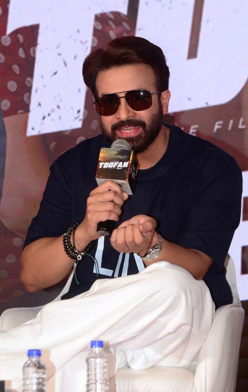 Shakib Khan speaking to the journalists at Toofan press conference | Image by Avishek Mitra/IBNS