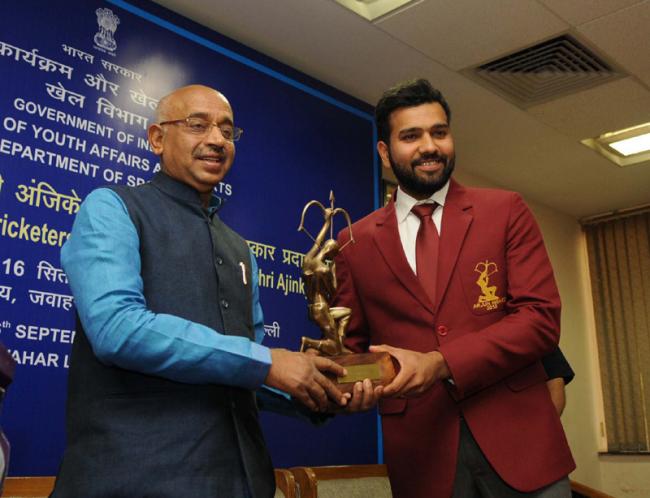 Cricketers Rohit Sharma , Ajinkya Rahane receive Arjuna Award from Sports Minister 