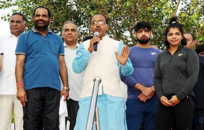 Vijay Goel and wrestler Shakshi Malik flag off 7th Slum Yuva Daud 