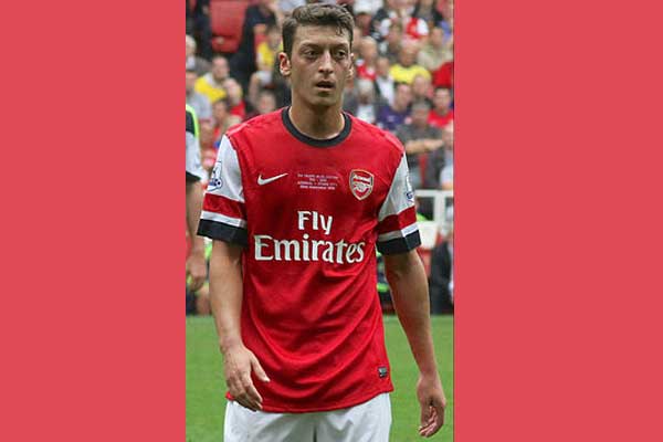 Mesut Ozil extends contarct with Arsenal