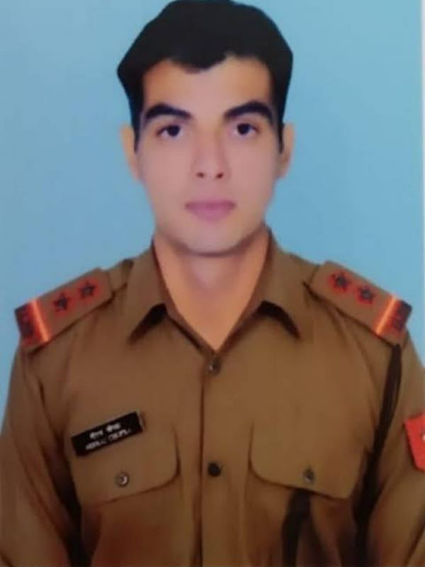 Neeraj Chopra: India's only gold medalist at Tokyo Olympics is also a Subedar in Indian Army; Rajnath Singh tweets pic in uniform