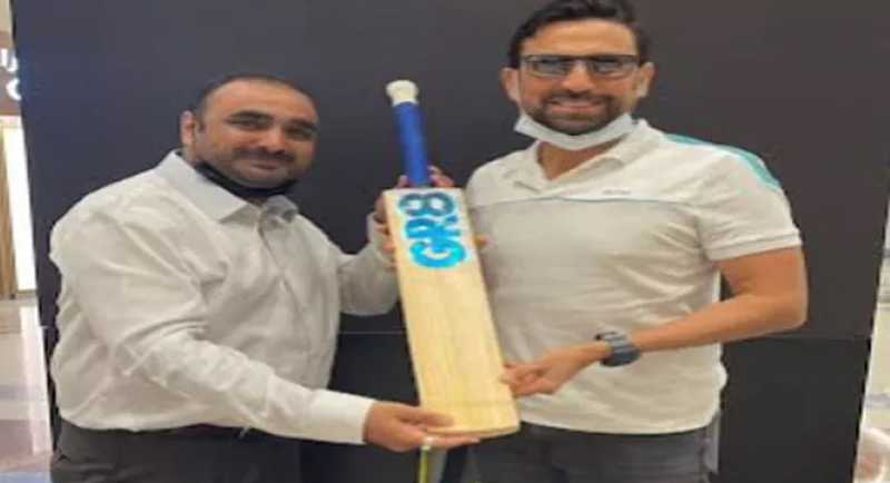 Ex-Pakistan skipper Younis Khan endorses Kashmir willow bats