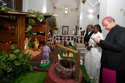 Droupadi Murmu visits Sacred Heart Cathedral on Christmas eve, offers prayers