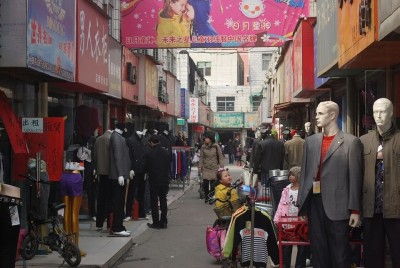 Analysts believe China's economy is declining as Lunar New Year holiday consumption shows sluggish movement